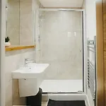 公寓 Large 2 Bed Centre - Free Parking, Huge Private Balcony & Darts 利兹
