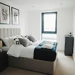 Large 2 Bed Centre - Free Parking, Huge Private Balcony & Darts 公寓 *
