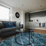 Large 2 Bed Centre - Free Parking, Huge Private Balcony & Darts 公寓