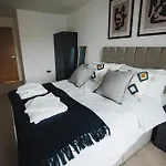 公寓 Large 2 Bed Centre - Free Parking, Huge Private Balcony & Darts 利兹