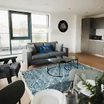 公寓 Large 2 Bed Centre - Free Parking, Huge Private Balcony & Darts