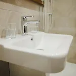 Large 2 Bed Centre - Free Parking, Huge Private Balcony & Darts *