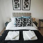 Large 2 Bed Centre - Free Parking, Huge Private Balcony & Darts