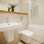 Large 2 Bed Centre - Free Parking, Huge Private Balcony & Darts 公寓