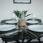 Large 2 Bed Centre - Free Parking, Huge Private Balcony & Darts * 利兹