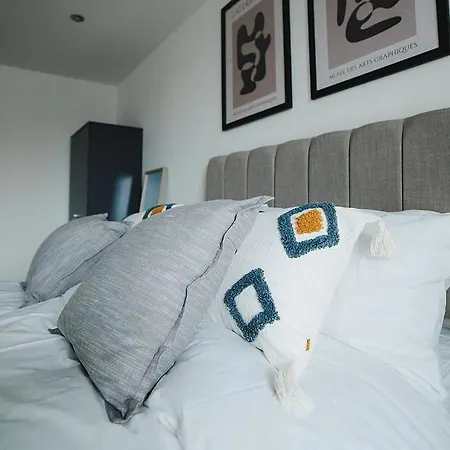 Large 2 Bed Centre - Free Parking, Huge Private Balcony & Darts 公寓
