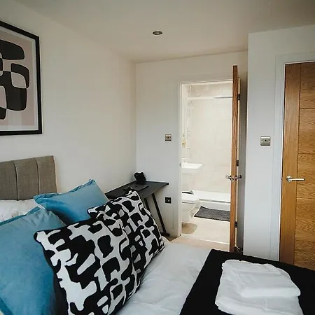 Large 2 Bed Centre - Free Parking, Huge Private Balcony & Darts *