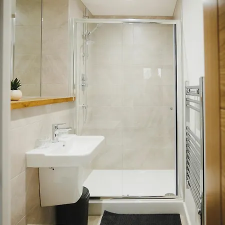 Апартаменты Large 2 Bed Centre - Free Parking, Huge Private Balcony & Darts Лидс