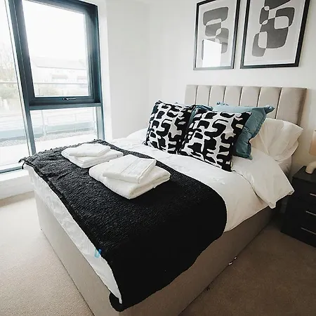 Large 2 Bed Centre - Free Parking, Huge Private Balcony & Darts