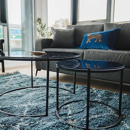 Spacious 2 Bed Centre - Free Parking, Huge Balcony & Darts Апартаменти Лідс