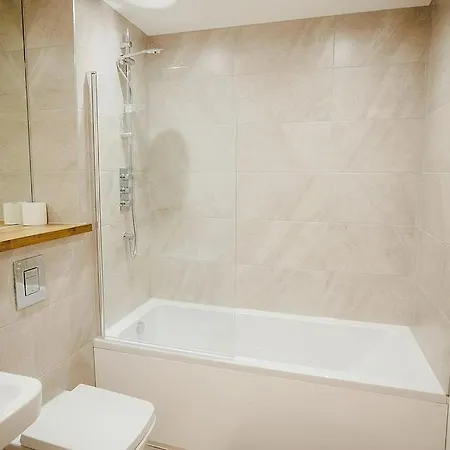 Large 2 Bed Centre - Free Parking, Huge Private Balcony & Darts 公寓 *