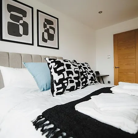 Large 2 Bed Centre - Free Parking, Huge Private Balcony & Darts