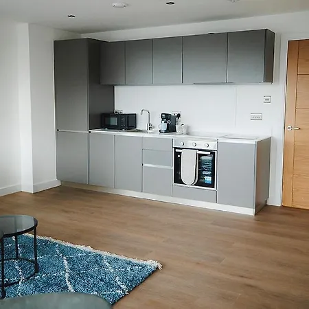 公寓 Large 2 Bed Centre - Free Parking, Huge Private Balcony & Darts *
