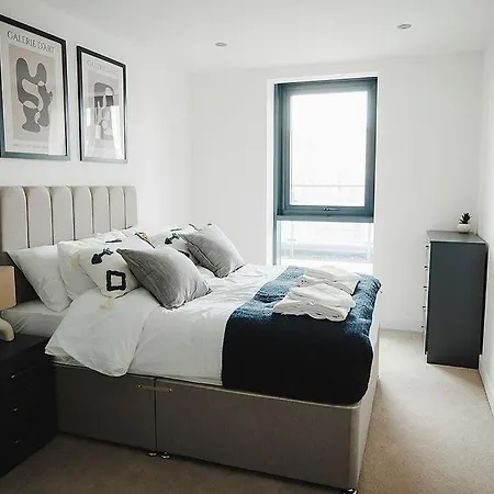Large 2 Bed Centre - Free Parking, Huge Private Balcony & Darts Lejlighed *