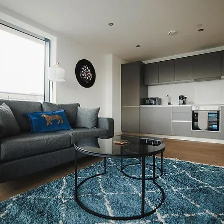 Large 2 Bed Centre - Free Parking, Huge Private Balcony & Darts Lejlighed