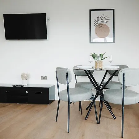 Large 2 Bed Centre - Free Parking, Huge Private Balcony & Darts * Leeds (West Yorkshire)