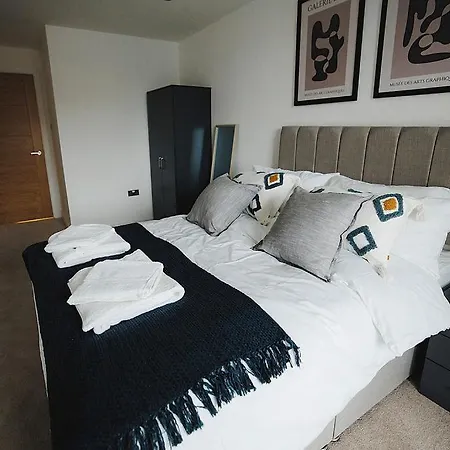 Апартаменты Large 2 Bed Centre - Free Parking, Huge Private Balcony & Darts Лидс