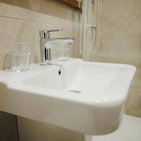 2 Bed Centre - Free Parking, Private Balcony & Darts *