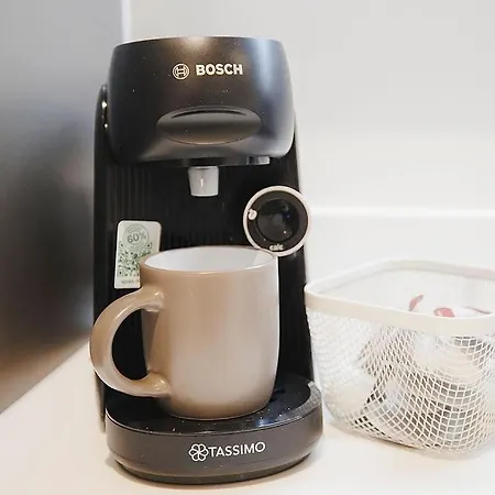 2 Bed Centre - Free Parking, Private Balcony & Darts