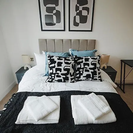 Large 2 Bed Centre - Free Parking, Huge Private Balcony & Darts