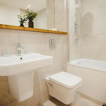 Large 2 Bed Centre - Free Parking, Huge Private Balcony & Darts Lejlighed