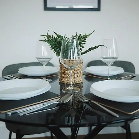 2 Bed Centre - Free Parking, Private Balcony & Darts * 利兹