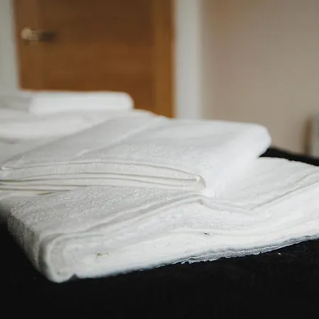 2 Bed Centre - Free Parking, Private Balcony & Darts