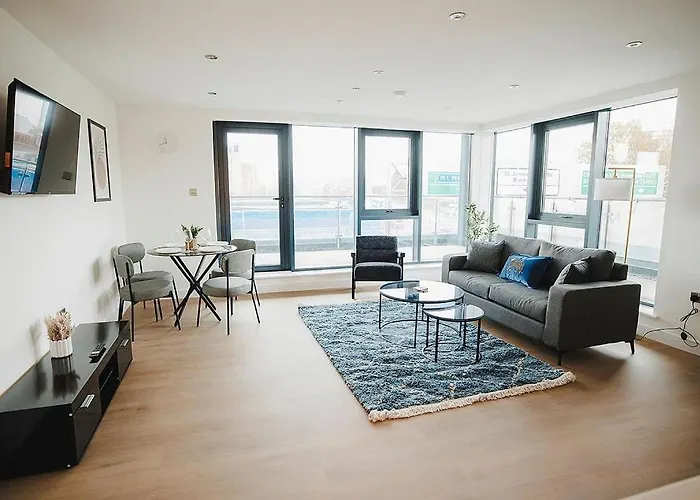 2 Bed Centre - Free Parking, Private Balcony & Darts