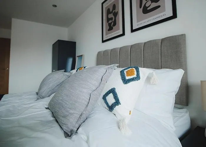 Spacious 2 Bed Centre - Free Parking, Huge Balcony & Darts Appartement