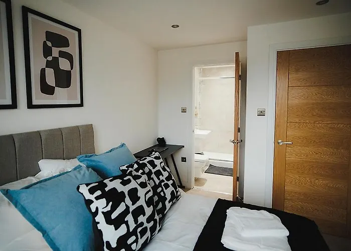 2 Bed Centre - Free Parking, Private Balcony & Darts *