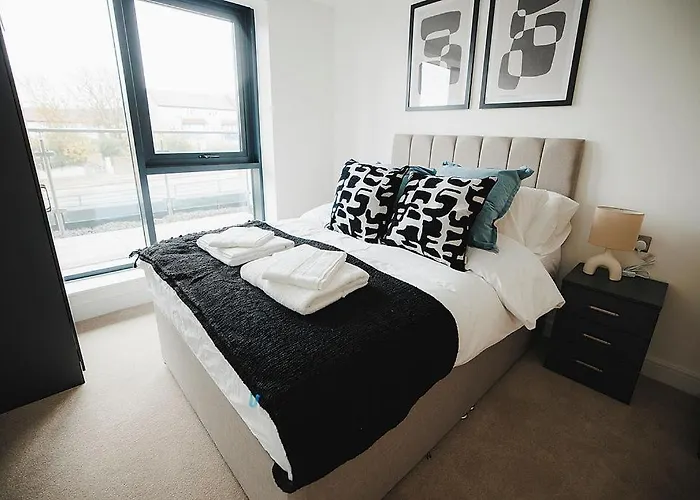 Spacious 2 Bed Centre - Free Parking, Huge Balcony & Darts