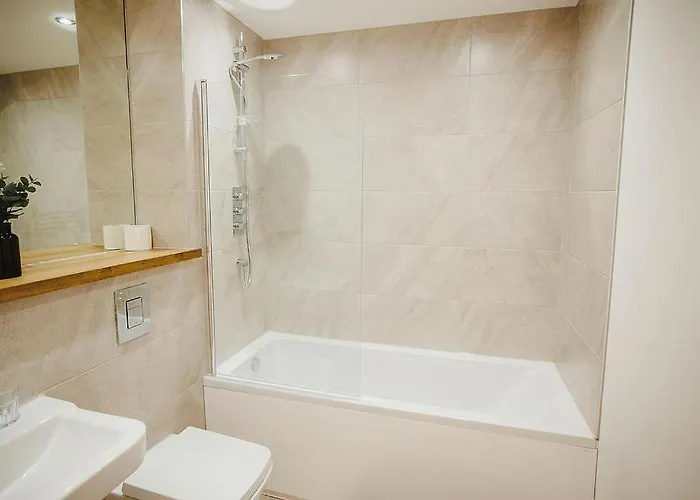 Spacious 2 Bed Centre - Free Parking, Huge Balcony & Darts Апартаменти *