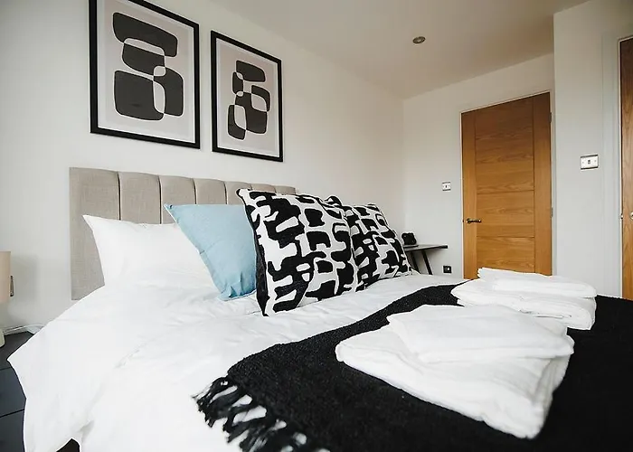 Spacious 2 Bed Centre - Free Parking, Huge Balcony & Darts