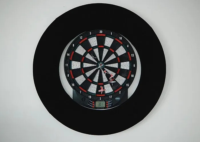 Апартаменти Spacious 2 Bed Centre - Free Parking, Huge Balcony & Darts Лідс