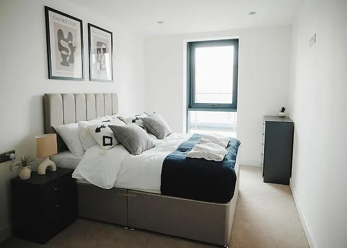 Spacious 2 Bed Centre - Free Parking, Huge Balcony & Darts Апартаменти *