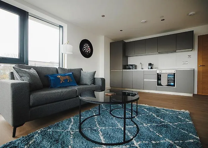 2 Bed Centre - Free Parking, Private Balcony & Darts 公寓