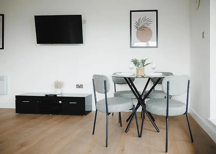 Spacious 2 Bed Centre - Free Parking, Huge Balcony & Darts * Leeds (West Yorkshire)