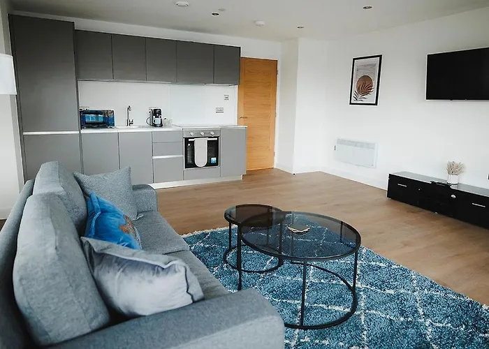 Spacious 2 Bed Centre - Free Parking, Huge Balcony & Darts Leeds (West Yorkshire)