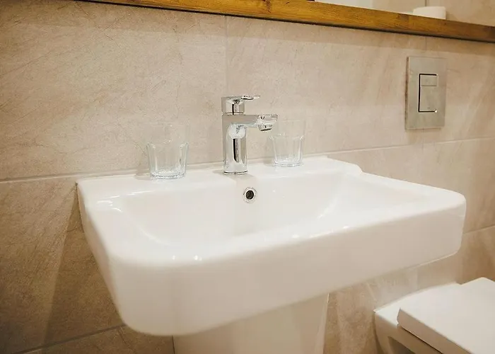 2 Bed Centre - Free Parking, Private Balcony & Darts 公寓 利兹