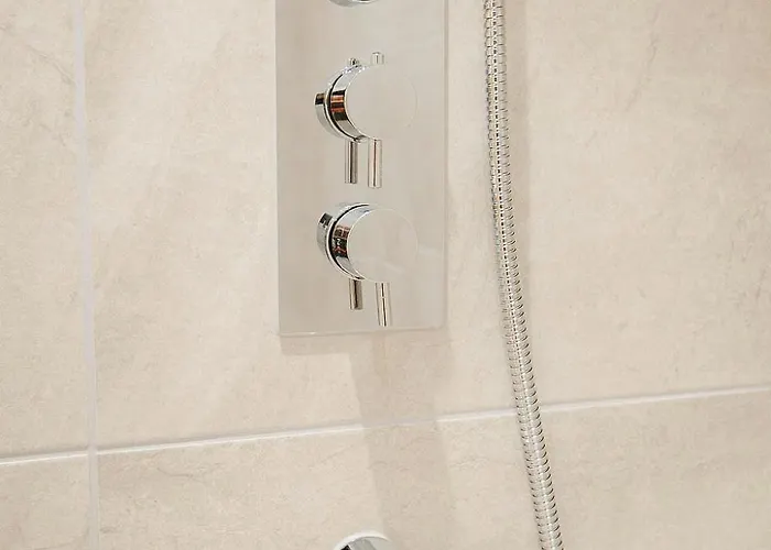 Spacious 2 Bed Centre - Free Parking, Huge Balcony & Darts Appartement *