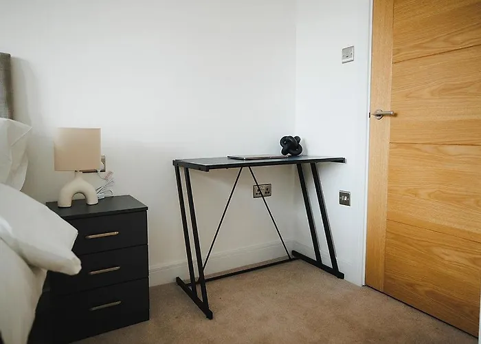 Spacious 2 Bed Centre - Free Parking, Huge Balcony & Darts Апартаменти Лідс