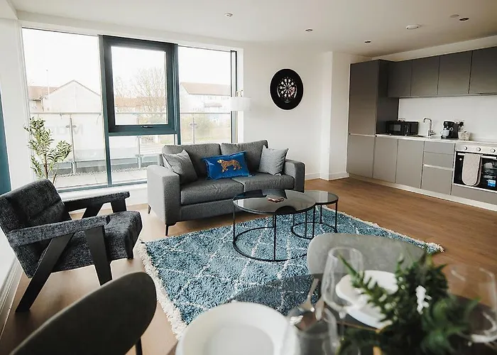 Апартаменти Spacious 2 Bed Centre - Free Parking, Huge Balcony & Darts