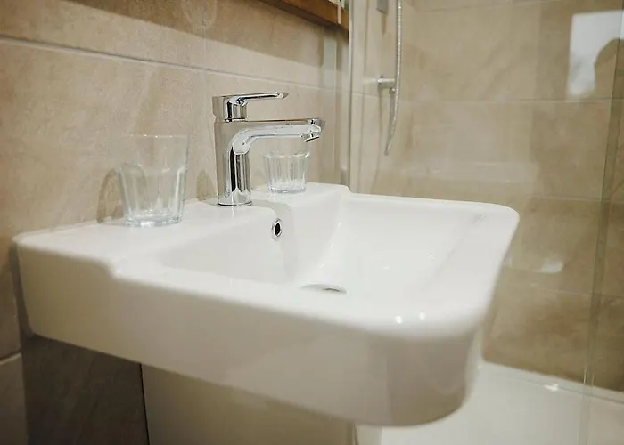 2 Bed Centre - Free Parking, Private Balcony & Darts *