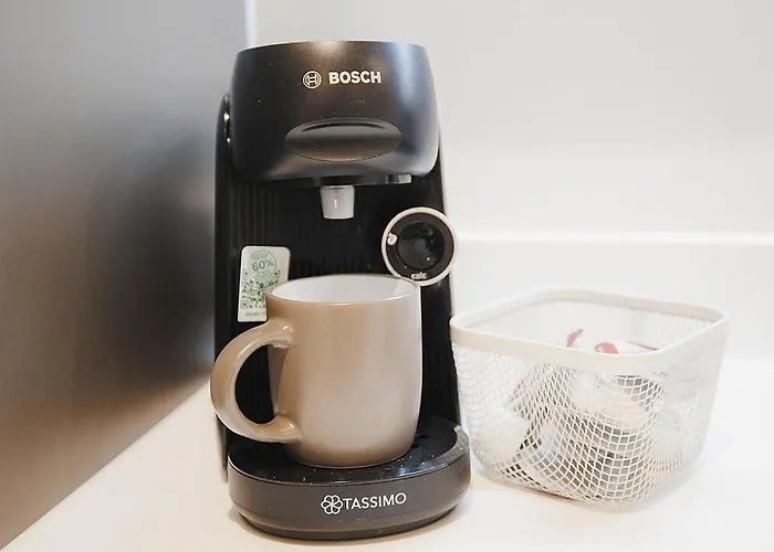 2 Bed Centre - Free Parking, Private Balcony & Darts