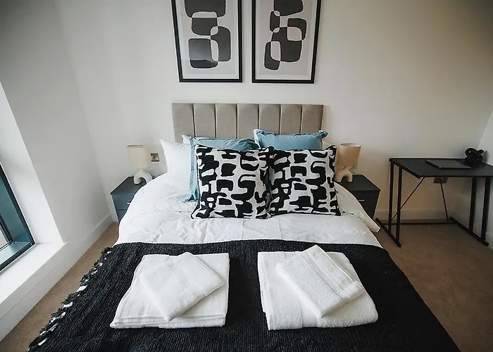 Spacious 2 Bed Centre - Free Parking, Huge Balcony & Darts