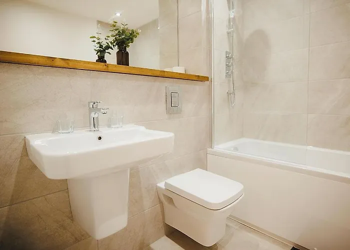 2 Bed Centre - Free Parking, Private Balcony & Darts 公寓