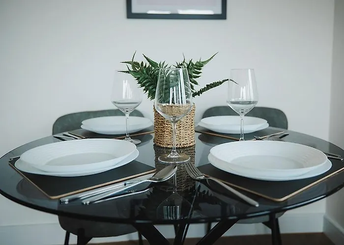 2 Bed Centre - Free Parking, Private Balcony & Darts * 利兹