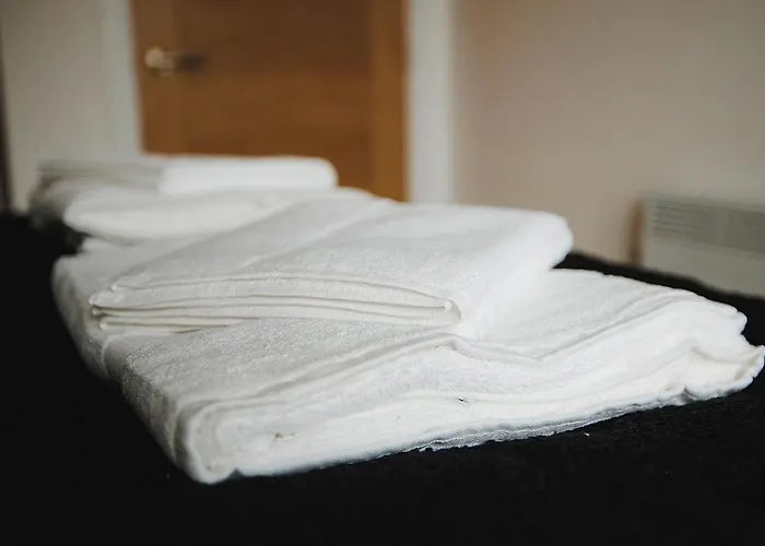 Spacious 2 Bed Centre - Free Parking, Huge Balcony & Darts