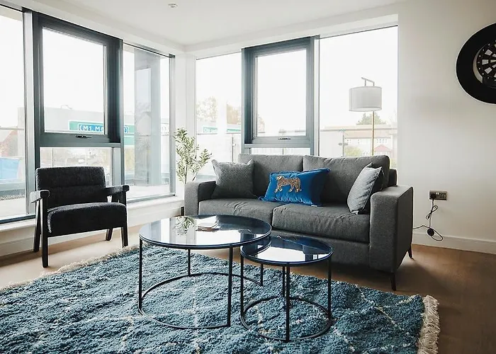 Апартаменти Spacious 2 Bed Centre - Free Parking, Huge Balcony & Darts